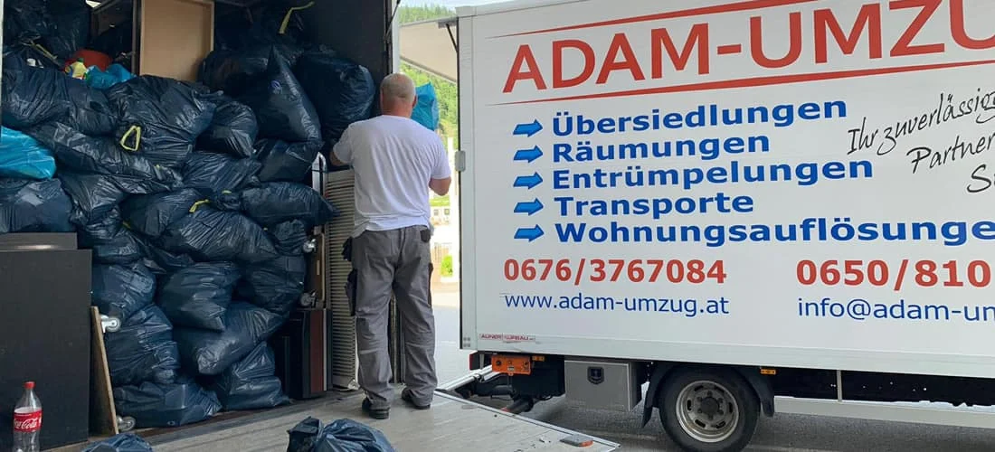 ADAM-UMZUG Mitarbeiter bei einer Entrümpelung und Entsorgung